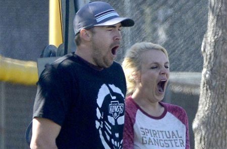 Ca sĩ Britney Spears và người yêu tại trận thi đấu bóng đá của con trai cô. Các nhà khoa học cho rằng, ngáp cùng nhau là một biểu hiện của mối quan hệ bền chặt. Ảnh: Splash News
