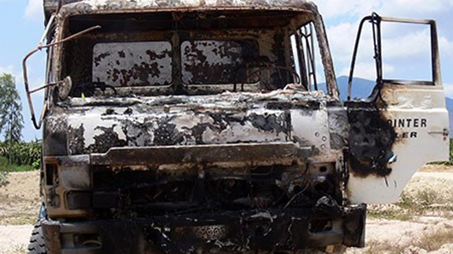 Chiếc xe tải ben bị đốt từ nỗi bức xúc của giám đốc Công ty Như Ý. Ảnh: P.NAM