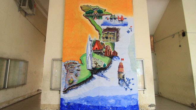 Bức tranh được vẽ bằng màu nước, với chiều dài 5 m, chiều rộng 2 m, được đặt ở hành lang trường 