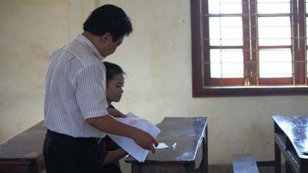Giám thị đánh số báo danh cho thí sinh duy nhất thi môn Sử tại hội đồng thi trường THPT Thái Lão.