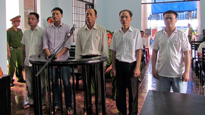 Các bị cáo Vũ Anh Trung, Trần Lệ Kiên, Nguyễn Thành Trung, Nguyễn Hồng Hà, Luân Văn Nam (từ trái qua) tại phiên tòa 