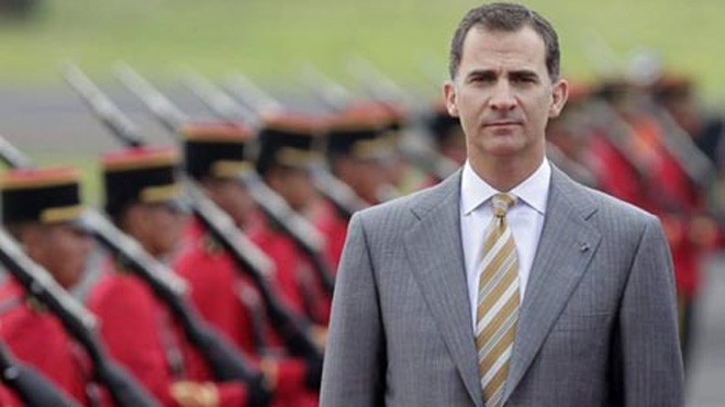 Hoàng tử Felipe duyệt đội danh dự quân đội Tây Ban Nha.