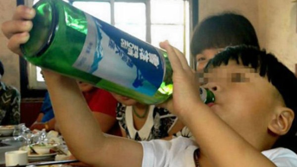 Cheng Cheng tu cả chai bia trước sự chứng kiến của người nhà. Ảnh: Europics