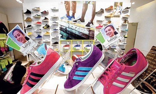 Nhiều đơn hàng lớn đã được các hãng như Nike, Adidas đặt hàng Việt Nam sản xuất. Ảnh: Bloomberg.