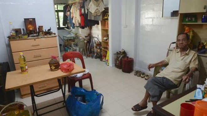 Ông lão sống cùng rệp suốt hơn 20 năm và căn hộ của ông sau khi được các tình nguyện viên dọn. Ảnh: Lianhe Wanbao 