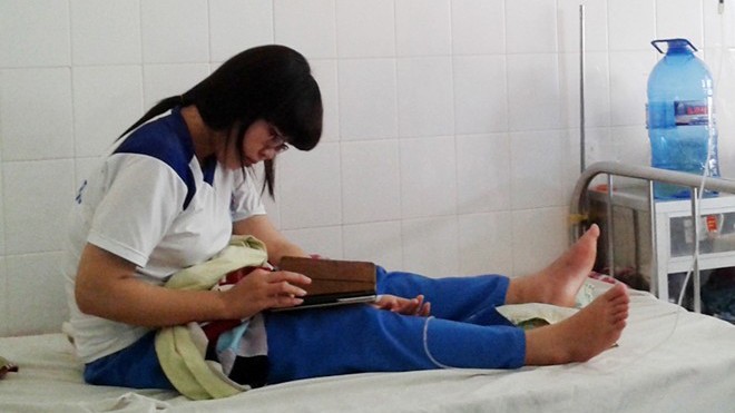 Một trong hai sinh viên bị rắn cắn đang điều trị tại bệnh viện. 