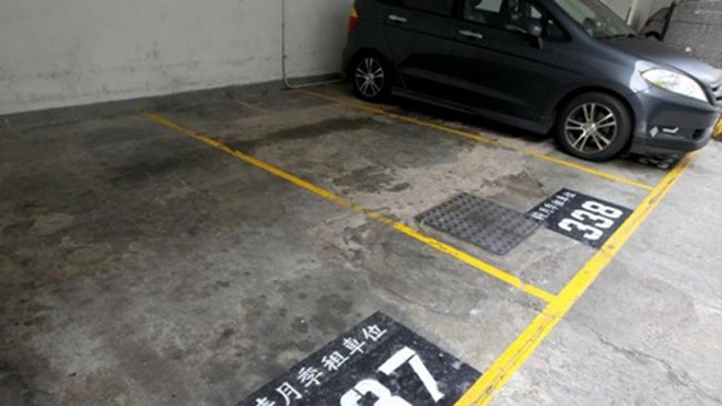 Một chỗ đỗ xe ở Hong Kong có thể được bán với giá nửa triệu USD. Ảnh: SCMP