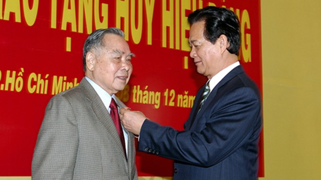 Thủ tướng Nguyễn Tấn Dũng trân trọng trao huy hiệu 55 tuổi Đảng cho nguyên Thủ tướng Phan Văn Khải.