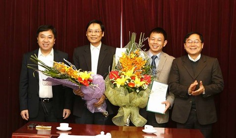 Đồng chí Phùng Công Sưởng (thứ hai từ phải qua) và đồng chí Tô Quang Nam (thứ hai từ trái qua) nhận quyết định bổ nhiệm. Ảnh: Như Ý