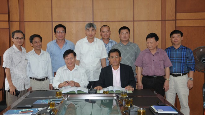 Tại trụ sở Ban quản lý KCN Đông Nam Nghệ An, các nhà đầu tư đã ký kết việc cung cấp nước sản xuất cho các dự án lớn xây dựng tại KCN Đông Hồi, TX Hoàng Mai.