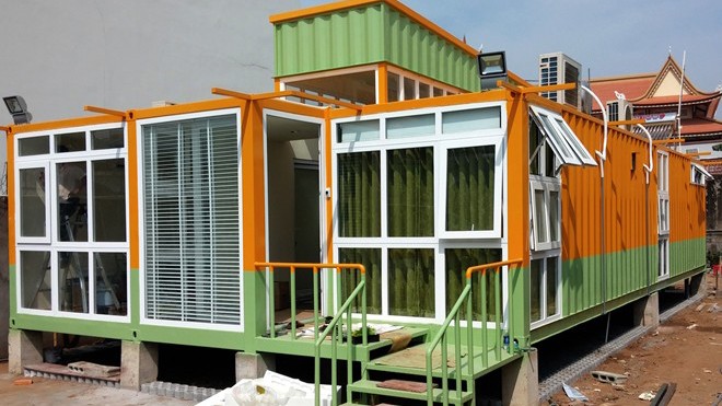 Nhà làm bằng container cũ khoác trên mình một lớp sơn mới với thiết kế hiện đại. Ảnh: Tân Thanh.