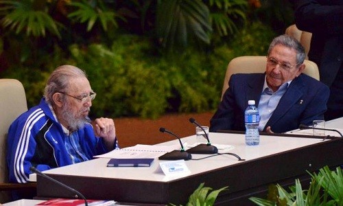 Fidel Castro (trái) và Chủ tịch Raul Castro trong hội nghị Đảng Cộng sản Cuba hôm 19/4. Ảnh: Reuters