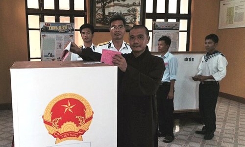 Đại đức Thích Minh Huy, trụ trì chùa Sinh Tồn bỏ phiếu bầu cử.