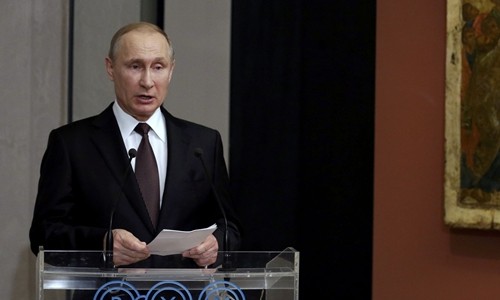 Tổng thống Nga Vladimir Putin trong buổi họp báo chung với Thủ tướng Hy Lạp Alexis Tspiras ngày 27/5. Ảnh: Reuters.