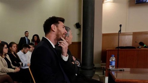 Messi và bố đối diện với các thẩm phán trong phiên tòa hôm 2/6. Ảnh: Reuters