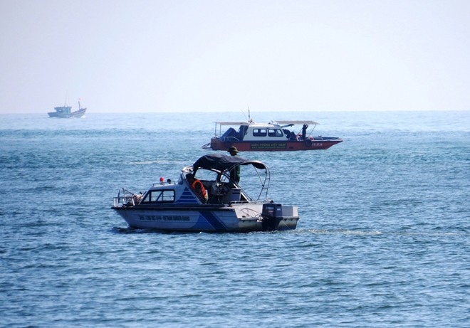 Lực lượng chức năng tỉnh Thừa Thiên - Huế tổ chức tìm kiếm nạn nhân Hóa trên biển.