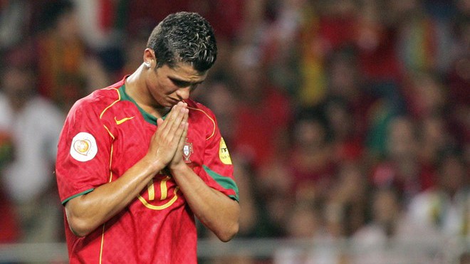 Ronaldo và khuôn mặt đẫm lệ 12 năm trước...