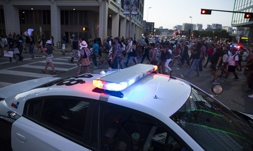 Người dân tuần hành ở Dallas, Texas, ngày 7/7. Ảnh: AFP.