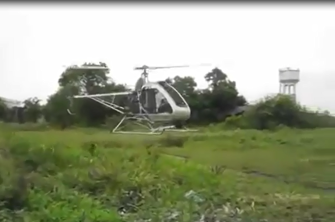 Chiếc trực thăng mang tên "Giấc mơ" đã cất cánh cao khoảng 2m trong lần bay thử nghiệm (Ảnh cắt từ clip)