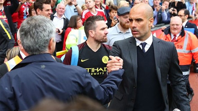 Mourinho và Pep bắt tay trong trận derby tuần trước. Ảnh: Reuters