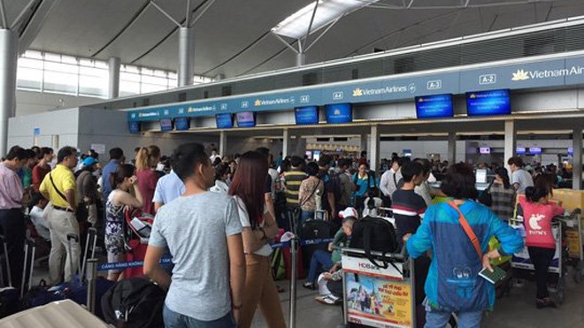 Đã xảy ra ùn ứ hành khách tại nhà ga đi quốc tế do phải chờ đợi làm thủ tục lên máy bay lâu hơn so với bình thường