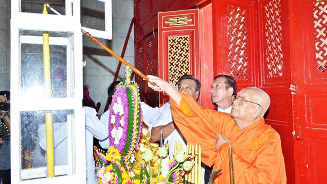 Hoà thượng Thích Tịnh Liên, Phó Tăng trưởng Việt tông Phật giáo tại Thái Lan, trụ trì chùa Cảnh Phước dâng đèn khai lễ