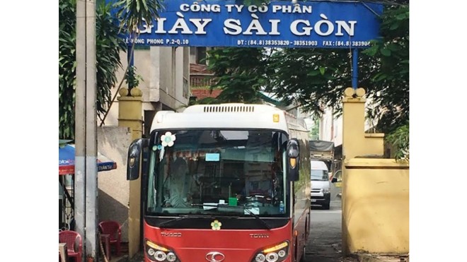 Xe giường nằm của Thành Bưởi đỗ trong khuôn viên khu đất 419 của Công ty Cổ phần Giày Sài Gòn.