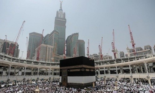 Các tín đồ Hồi giáo vây quanh Kaaba, điện thờ linh thiêng nhất trong đạo Hồi nằm trong Đại giáo đường ở Mecca, Arab Saudi. Ảnh: AP