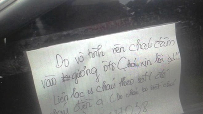 Lá thư nam sinh lớp 10 để lại trên kính xe. 