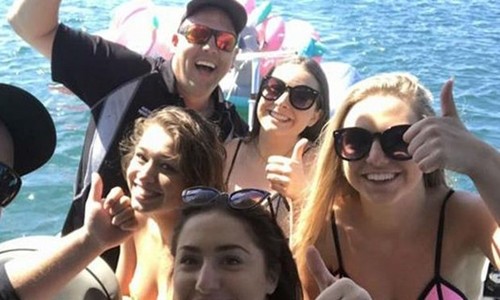 Alex King cứu 4 thiếu nữ mặc bikini bị trôi dạt trên biển. Ảnh: Daily Star.