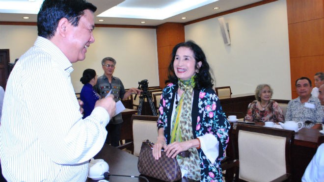 Bí thư Thành ủy TP.HCM Đinh La Thăng trò chuyện với NSND Trà Giang tại buổi lãnh đạo thành phố gặp gỡ văn nghệ sĩ chiều 5-1