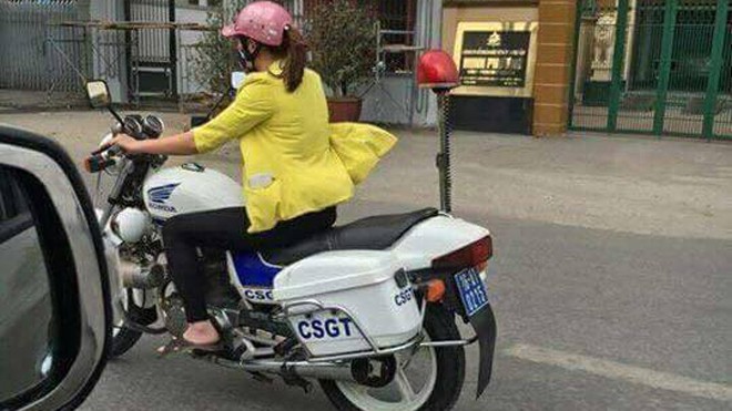 Hình ảnh người phụ nữ mặc thường phục đi xe đặc chủng nhanh chóng lan truyền trên mạng (ảnh Feabook)