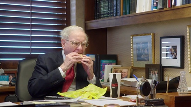 Warren Buffett thường ăn đồ ăn nhanh vào bữa sáng. Ảnh: HBO