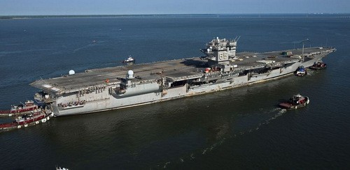 USS Enterprise trên đường tới cảng để loại bỏ nhiên liệu hạt nhân. Ảnh: HII. 