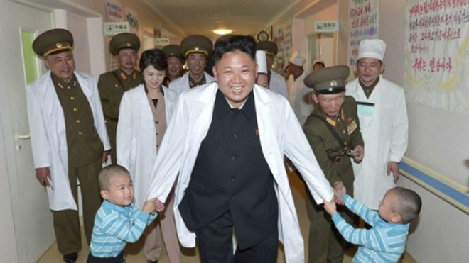 Nhà lãnh đạo Kim Jong-un đến thăm một bệnh viện. Ảnh: KCNA.