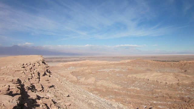 Atacama là một sa mạc có diện tích 181.300 km2, độ cao 3.200 m so với mực nước biển. Sa mạc được hình thành từ hơn 25 triệu năm trước ở phía bắc Chile và một phần nhỏ ở phía nam Peru, nằm giữa Thái Bình Dương và dãy núi Andes.