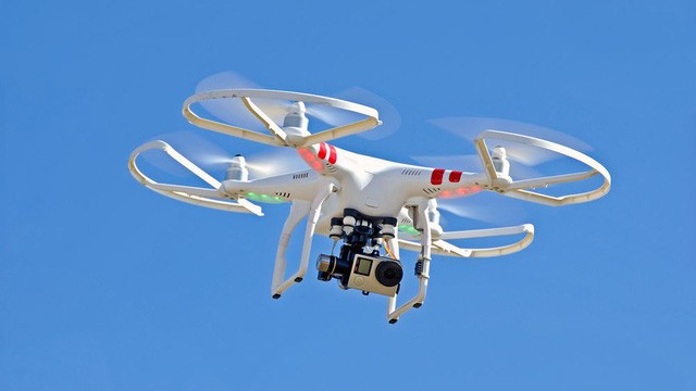 Drone có thể đe doạ đến an toàn bay vì chúng có thể dễ dàng bị hút vào động cơ hoặc đâm trực tiếp vào máy bay.
