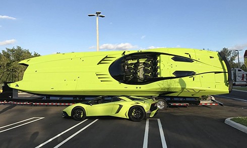 Bộ đôi du thuyền và siêu xe Lamborghini giá gần 2,2 triệu USD.