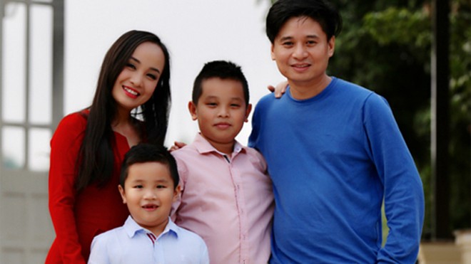 Gia đình hạnh phúc của nghệ sĩ Thu Huyền - Tấn Minh. Con lớn của chị năm nay lên 12 tuổi, con út bảy tuổi.