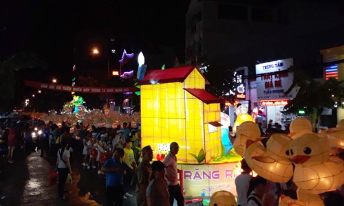 Lễ hội rước đèn Trung Thu lớn nhất Việt Nam tại TP Phan Thiết