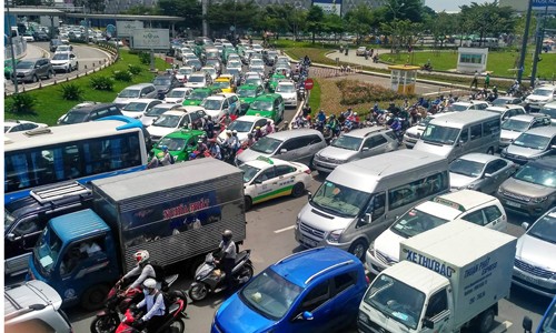 Khu vực cửa ngõ sân bay Tân Sơn Nhất thường xuyên kẹt xe nghiêm trọng