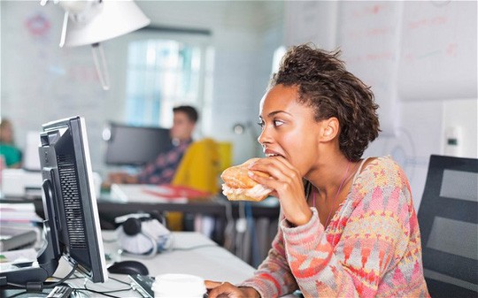 Ăn trưa vội vã tại bàn làm việc có hại hơn bạn nghĩ - Ảnh minh họa: INTERNET