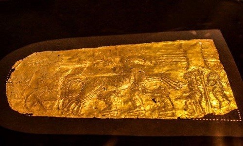 Một đồ tạo tác bằng vàng chạm nổi trong mộ pharaoh Tutankhamun. Ảnh: AFP.