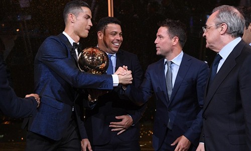 Ronaldo chia vui với Chủ tịch Perez và cựu danh thủ Real Madrid. Ảnh: RM.