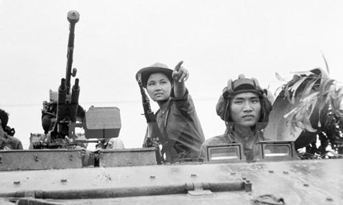 Nữ biệt động Sài Gòn hướng dẫn quân Giải phóng tiến vào sân bay Tân Sơn Nhất. (Ảnh: Tư liệu TTXVN)