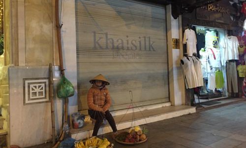 Cửa hàng 113 Hàng Gai của Khaisilk đóng cửa sau khi bị phanh phui bán lụa Trung Quốc gắn mác "made in Vietnam". Ảnh: T.L