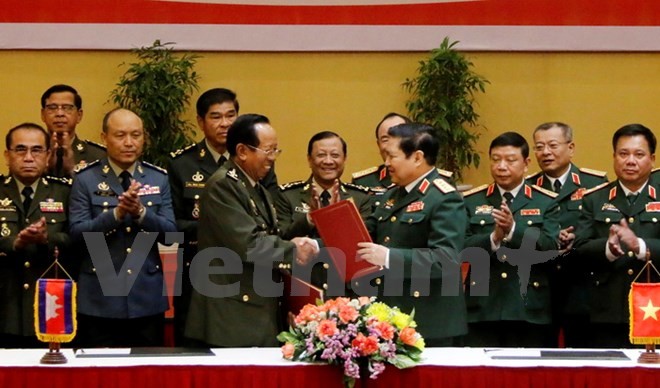 Lãnh đạo hai Bộ trao đổi Kế hoạch hợp tác giữa hai Bộ Quốc phòng Việt Nam và Campuchia trong năm 2018. (Ảnh: Phạm Kiên/Vietnam+)