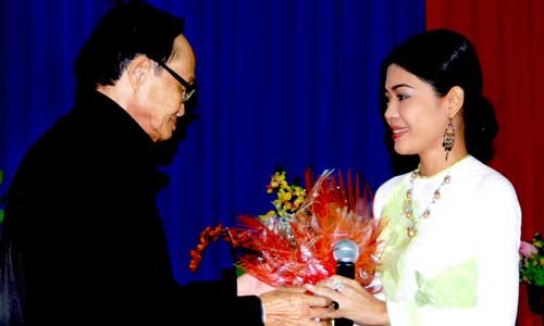 Soạn giả Trọng Nguyễn trao giải cho NS cải lương Hoa Phượng (Cà Mau) gương mặt trẻ
