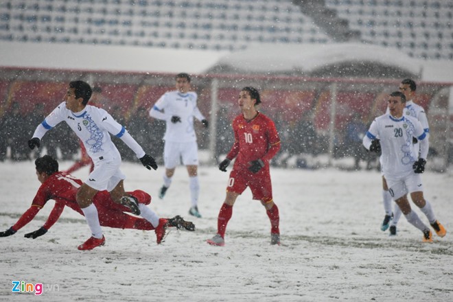 Áo thi đấu của U23 Uzbekistan khiến các cầu thủ này khó nhận diện trong mưa tuyết. Ảnh: Hoàng Hà.