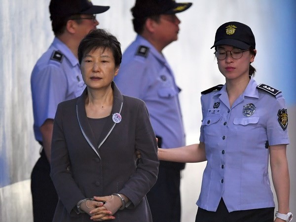 Cựu Tổng thống Hàn Quốc Park Geun-hye bị áp giải đến tòa án ở Seoul ngày 31/8/2017. (Nguồn: YONHAP/TTXVN)